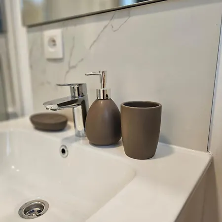 With Terrace 2 דירה בריסל