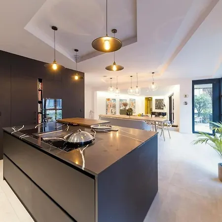 Town House 4 Bedrooms וילה *