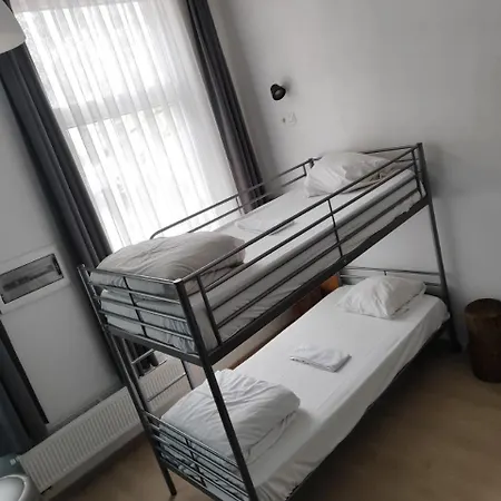 Midi 81 Hostel