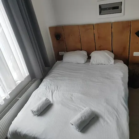 Midi 81 Hostel