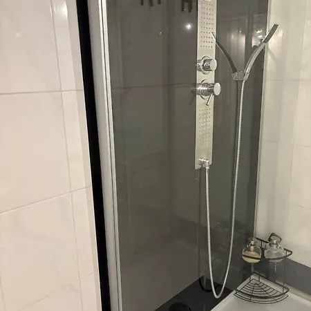 Spacious And Chic 1br - Separate Kitchen & Washer בריסל