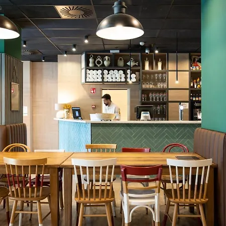 Отель Catalonia Grand Place