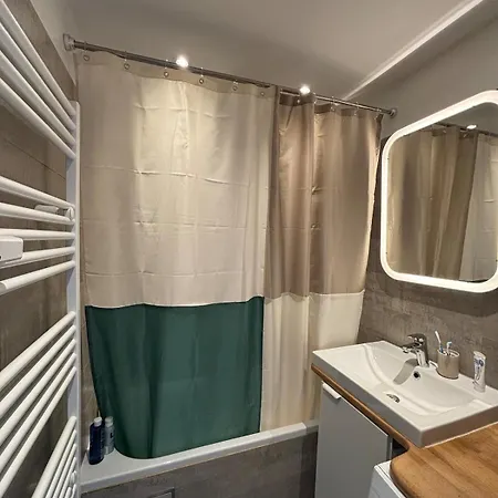 Apartment Centrally Located And Bright Home With A View *