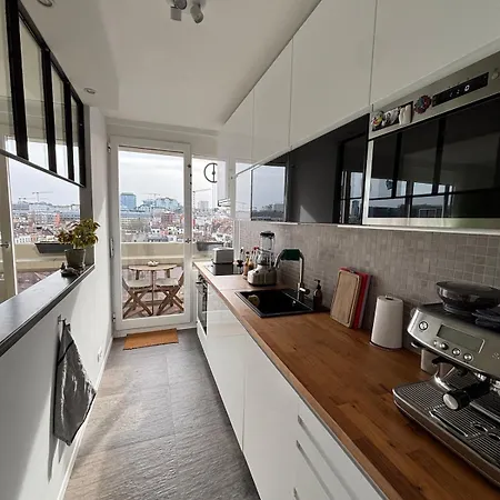 Centrally Located And Bright Home With A View Apartment