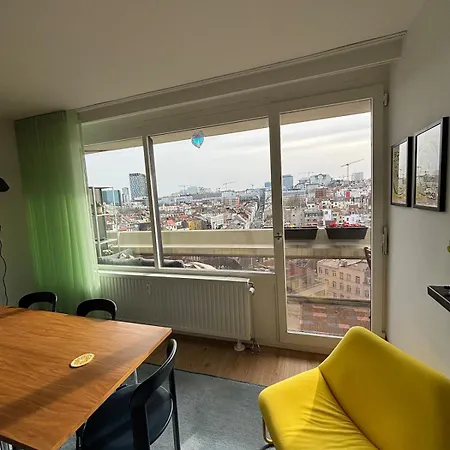 Centrally Located And Bright Home With A View Apartment *