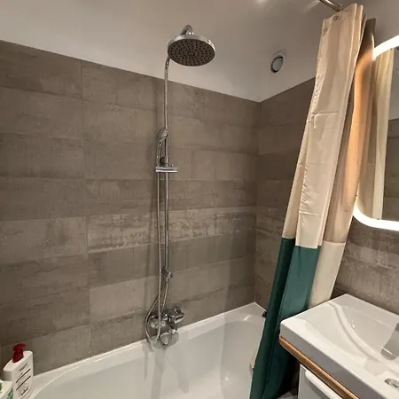 Apartment Centrally Located And Bright Home With A View *
