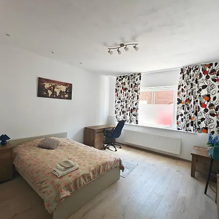 Cosy 2 Bedroom With Private Garden