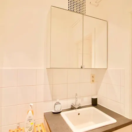 Very & Large Studio-plasky *