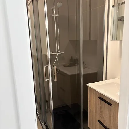 Modern 1 Bedroom With Ac & Sofa Bed דירה *