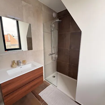 Bright And Minimalist Private Bedroom Montgomery Area *