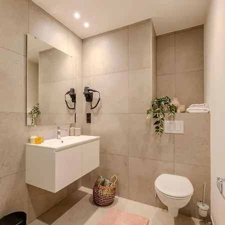 Aparthotel At *