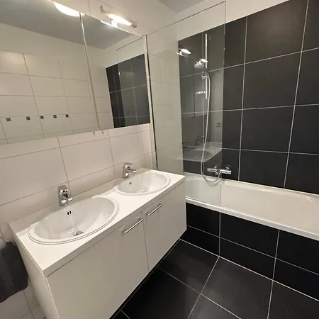 Unique 2 Bd Apartment - Grand Place View