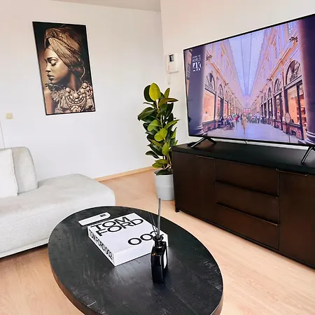 Unique 2 Bd Apartment - Grand Place View