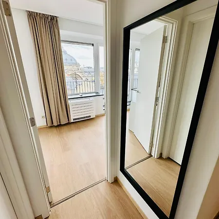 Unique 2 Bd Apartment - Grand Place View