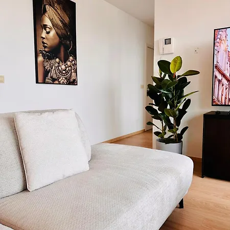 Unique 2 Bd Apartment - Grand Place View