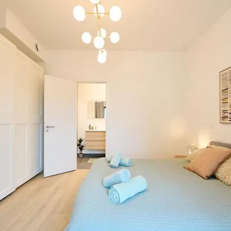 Emerald Coast Manor Homestay *