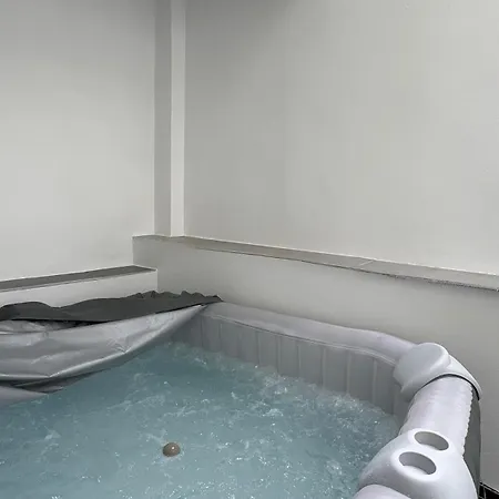 Luxury 2br & 2 Jacuzzi Near Expo 12 & Ing Arena *