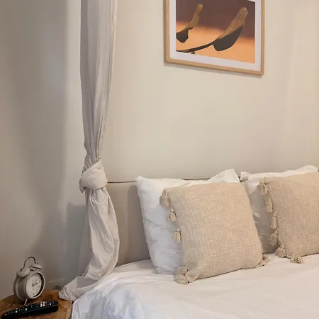 Apartment Comfortable 10 Min From Midi Station And 15 Min From Center