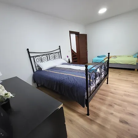 Πανσιόν Charles House *