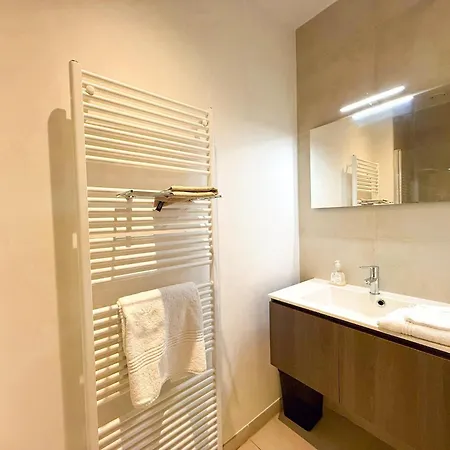 Near Luxembourg Square, Cleaning Included Apartamento *