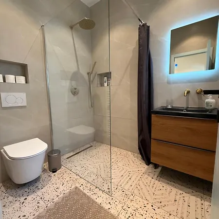 Le Goujons - New Near Midi Station * Brüksel