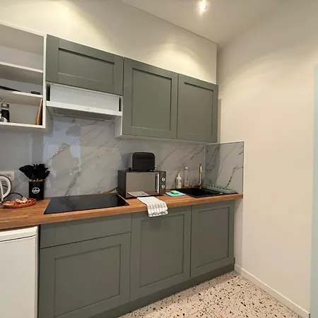 Le Goujons - New Near Midi Station Brüksel