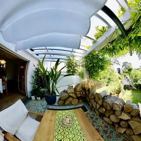 Calm, & Birdsong Near The Center Brüssel