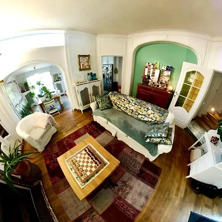 Calm, & Birdsong Near The Center Brüssel