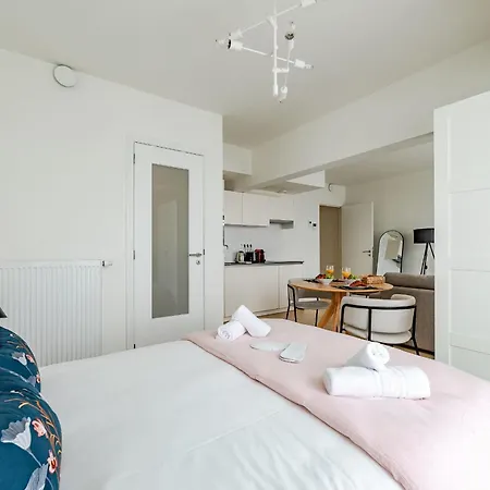 Large In A Serviced Building Apartment *