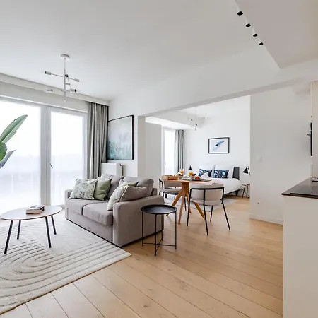 Large In A Serviced Building Apartment