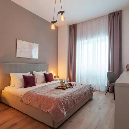 Near Metro, Center Apartment