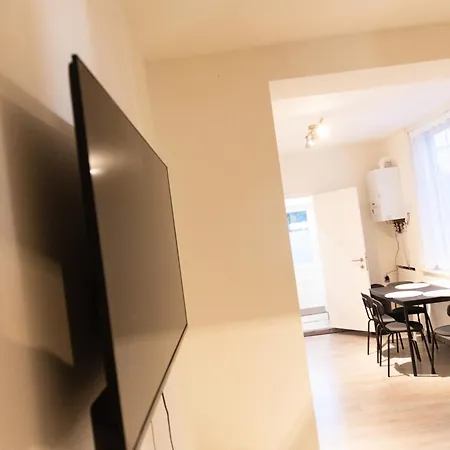 Sous Toit Lumineux Avec Garage Et 4 Pieces En Enfilade شقة