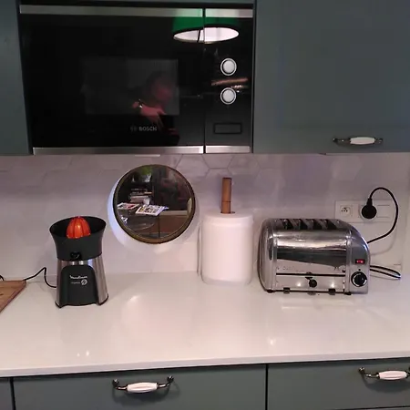 Overlooking شقة بروكسل