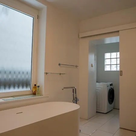 Eya House, Cozy, Bright & Well Located *