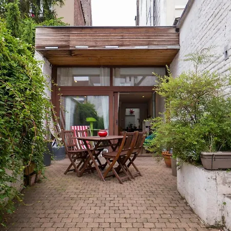 Eya House, Cozy, Bright & Well Located