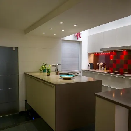 Eya House, Cozy, Bright & Well Located *