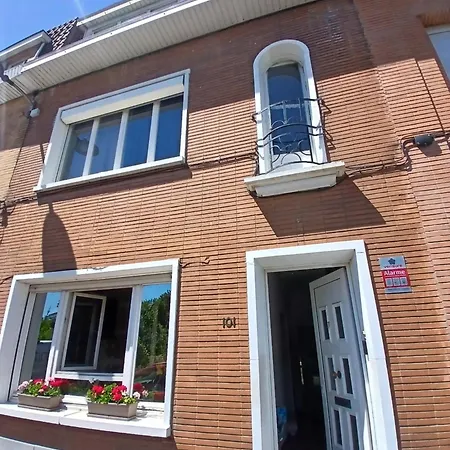 Mouzon'S House בית אירוח