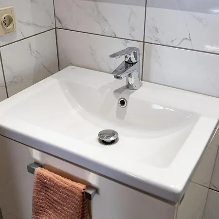 Gare Du Midi - 2-room Apartment