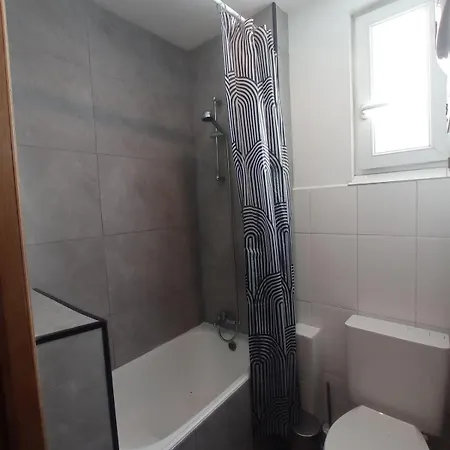 Cozy And Centrally Located *