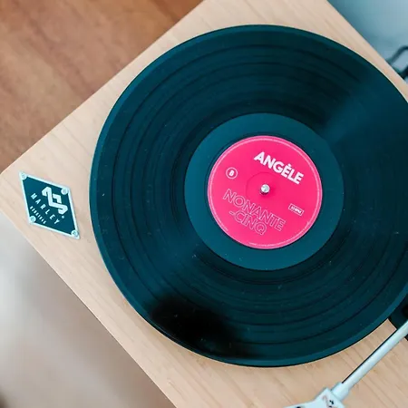 Slow Moments In Apartman Brüsszel