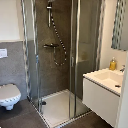 Modern Close To Everything * בריסל