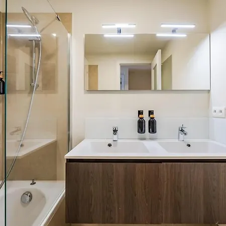 Apartman Luxurious 2-br Flat Near Nato & Eu
