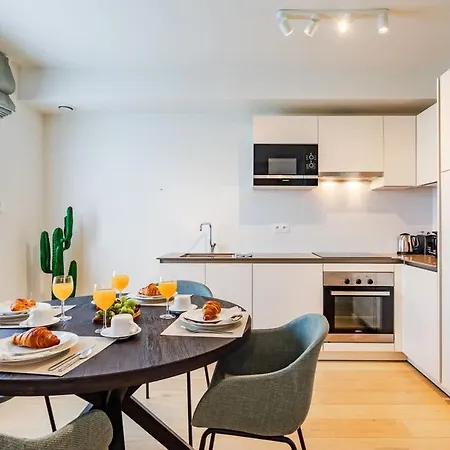 Luxurious 2-br Flat Near Nato & Eu Apartman