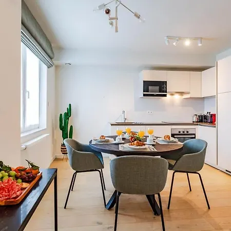 Apartman Luxurious 2-br Flat Near Nato & Eu *