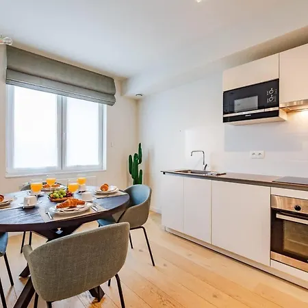 Luxurious 2-br Flat Near Nato & Eu Apartman