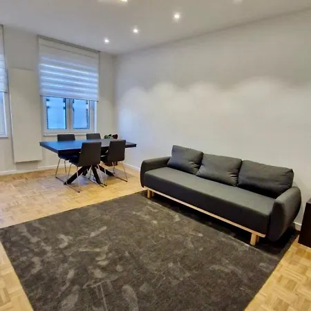 Modern Cozy Flat Close To Attractions & Transport *