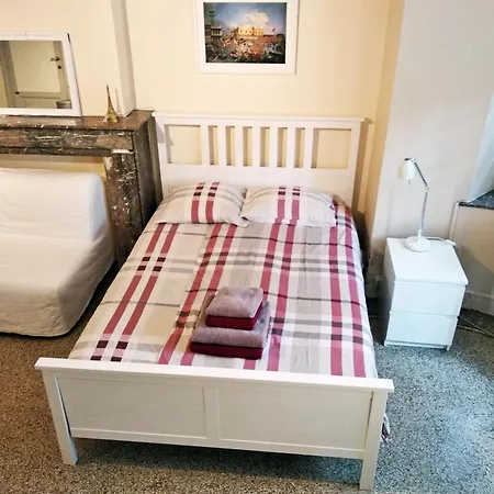 And Convenient Near Supermarkets And Public Transports Apartament Bruksela