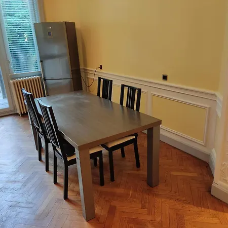 Bright 1br With Terrace Near Montgomery Daire
