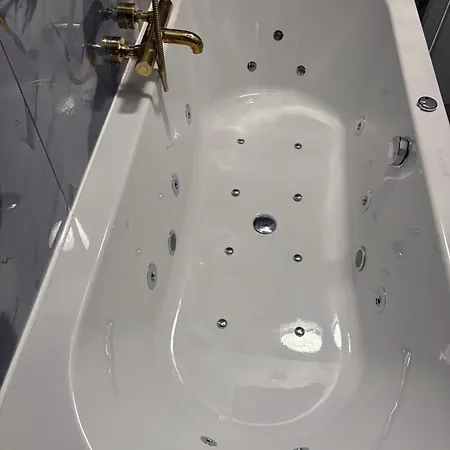 Garden's Jacuzzi 1 *