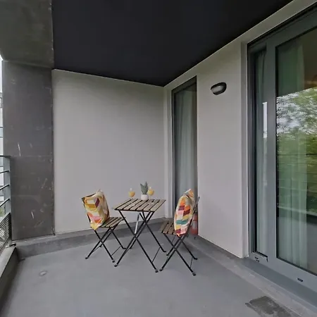 Apartment Bright And Modern 2br With A Balcony